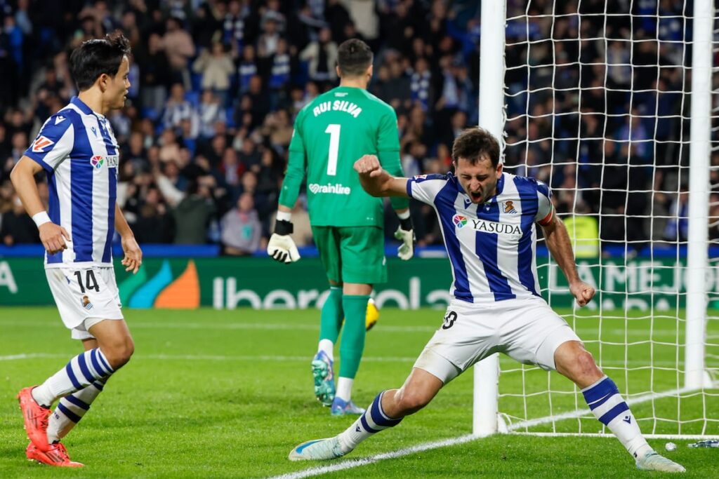 El delantero de la Real Sociedad Mikel Oyarzabal celebra el segundo gol de su equipo ante el Betis, de penalti.