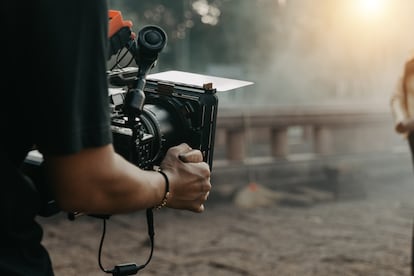 Un primer plano de un operador de cámara durante una grabación audiovisual.