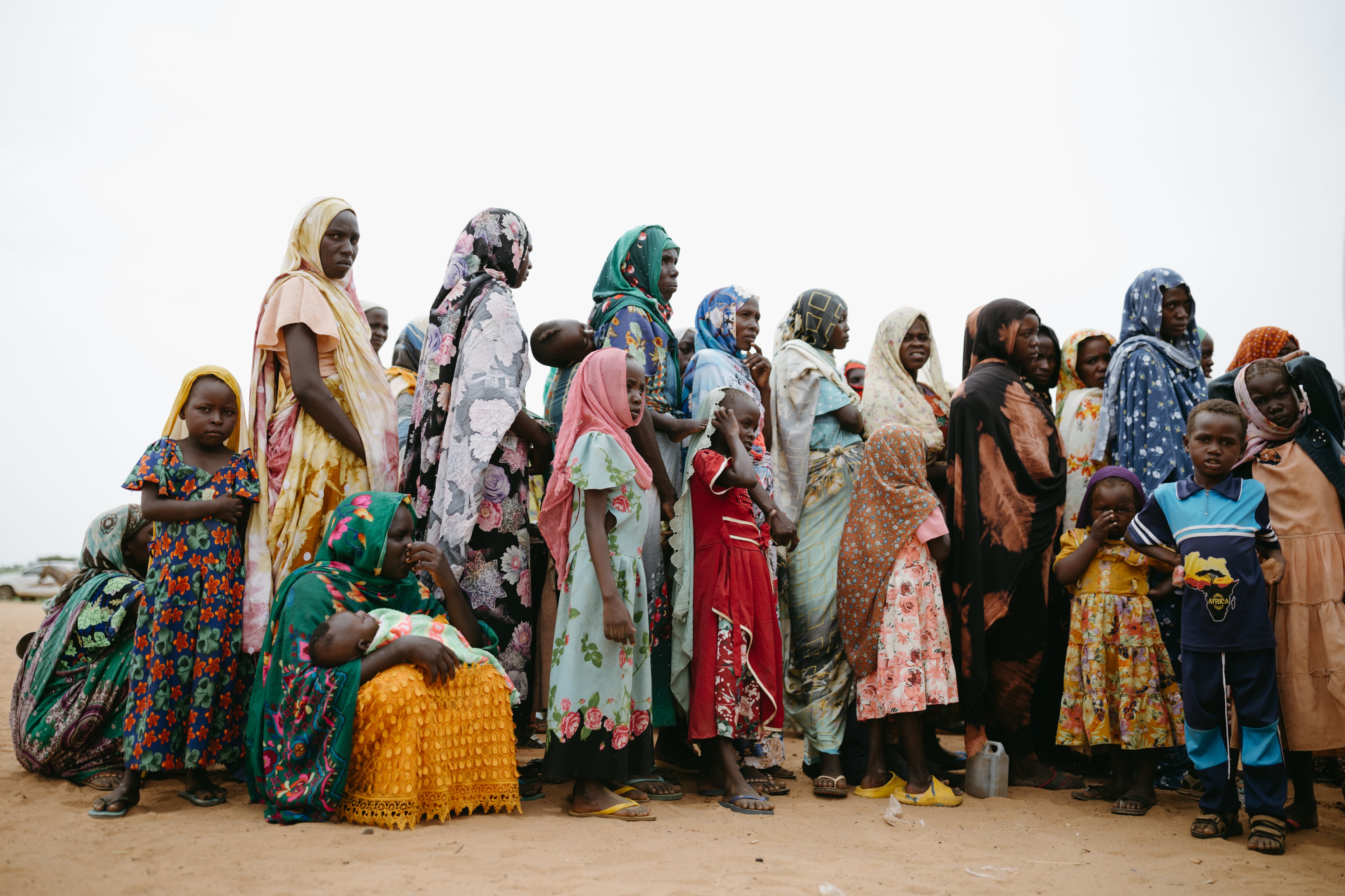 Mujeres y niñas en el paso fronterizo de Adré, entre Chad y Sudán, en septiembre de 2023.