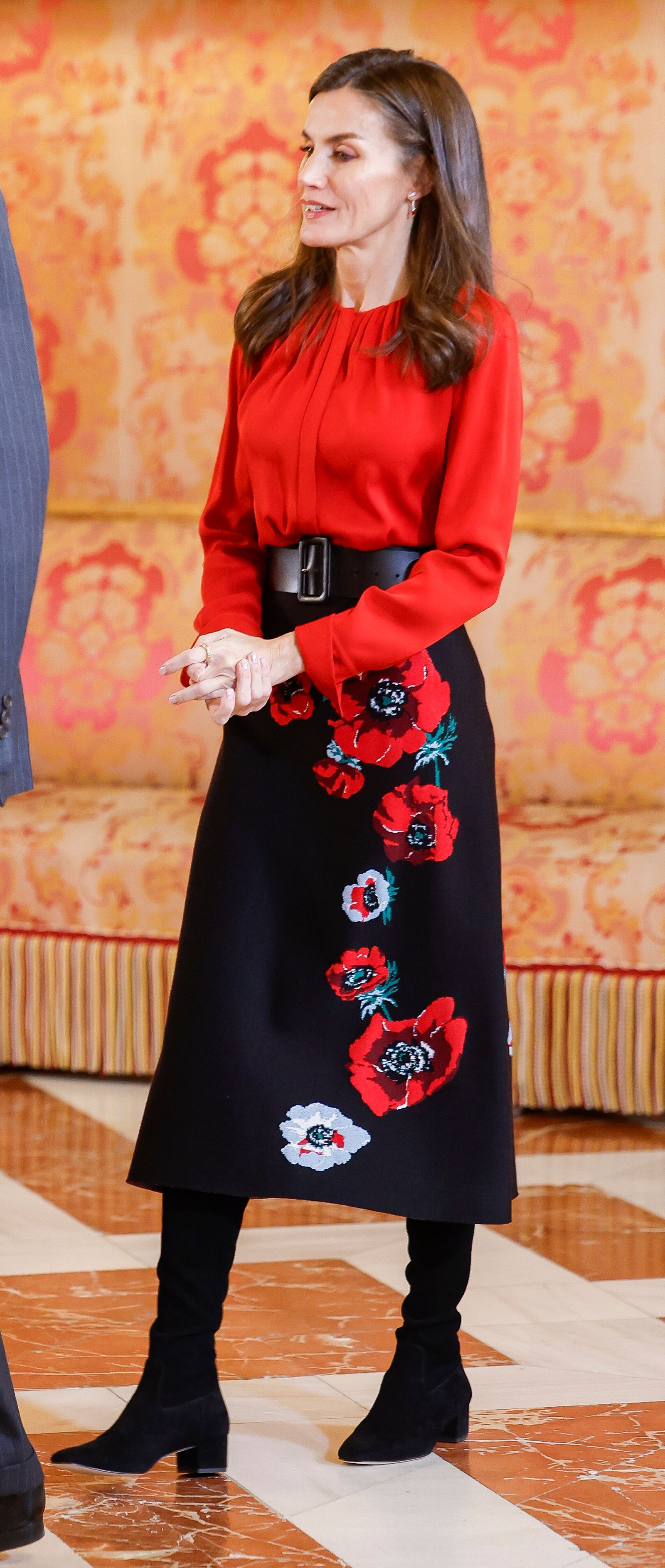 la reina letizia con una falda de flores de Carolina Herrera