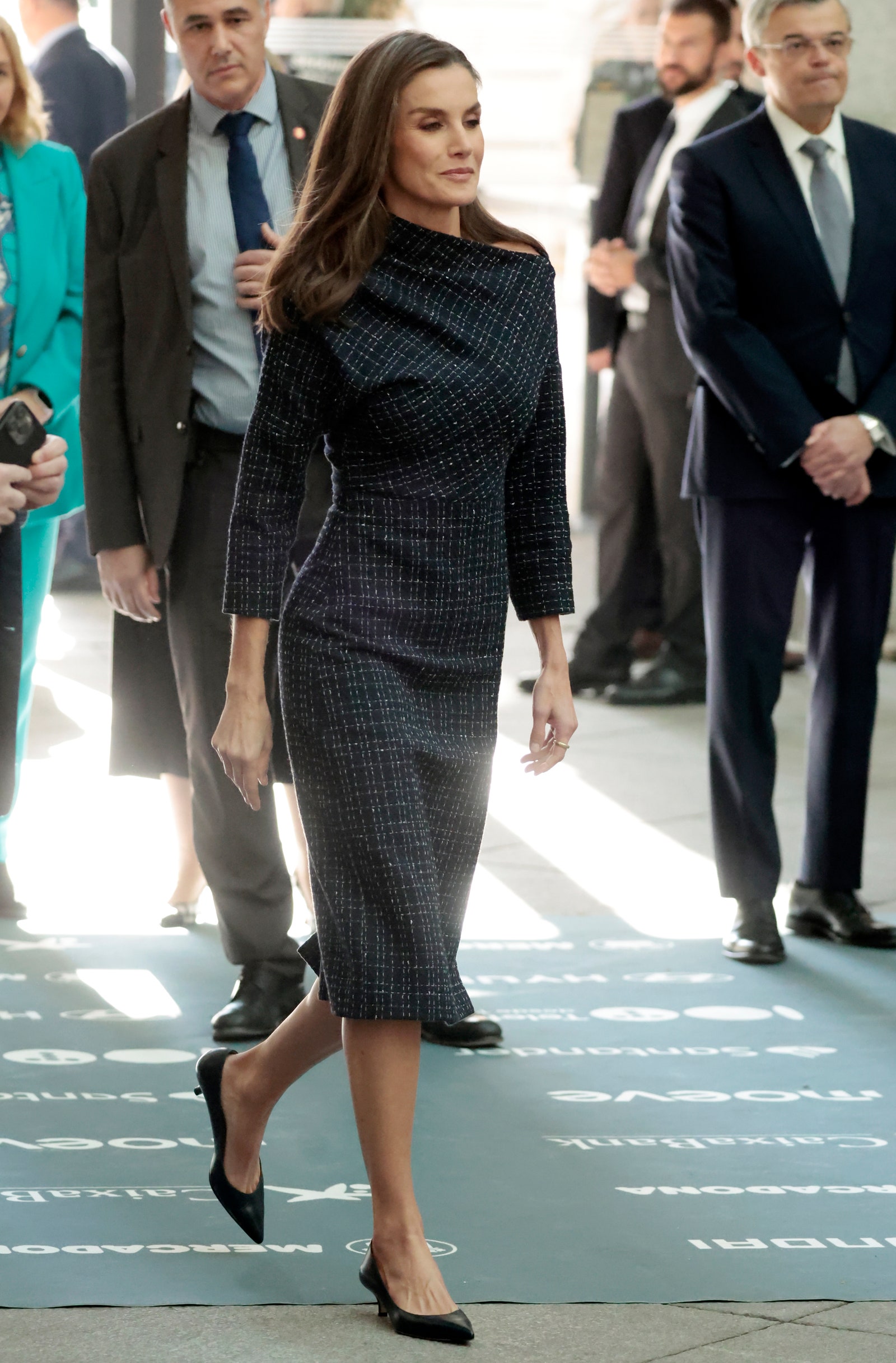 Letizia con un vestido de 'tweed' azul marino y escote asimtrico.