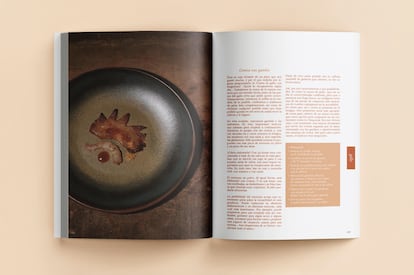 Imagen del libro 'Casquería' (Montagud Editores), del chef Javi Estévez, con la receta de la cresta de gallo con gamba. Las fotografías del libro han sido realizadas por Mikel Ponce.