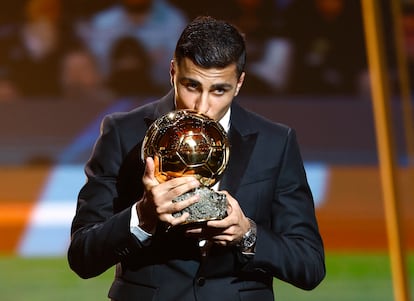 Rodri, con el Balón de Oro el pasado 28 de octubre en París.