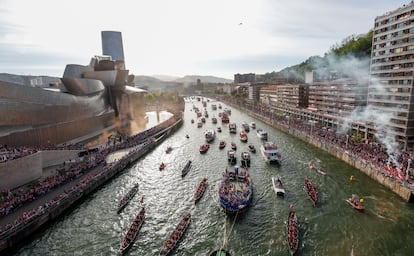 La gabarra del Athletic transporta al equipo por el Nervión el pasado 11 de abril tras ganar la Copa del Rey.