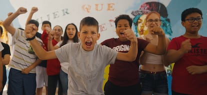 Alumnos de barrios de distritos de Barcelona donde los desahucios son frecuentes, como Nou Barris o el Raval, durante el videoclip de la canción que grabaron en 2022.