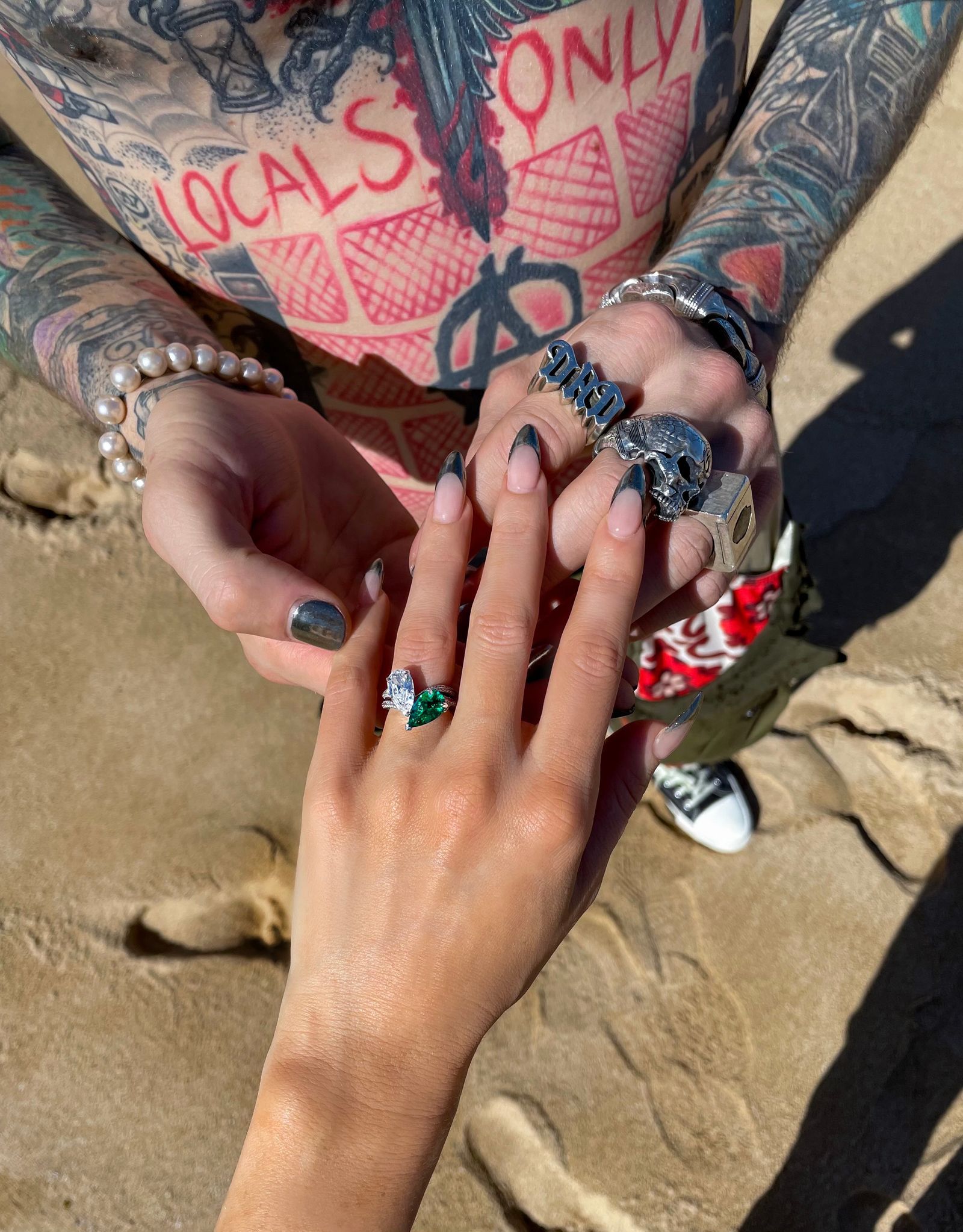 El prometido Machine Gun Kelly El anillo Un anillo de esmeraldas y diamantes de dos piedras con bandas magnticas de oro...