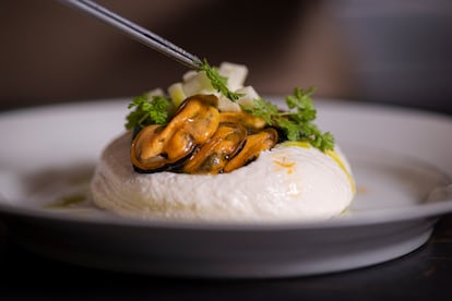 Taramas con mejillones en escabeche.