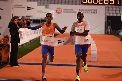 El etíope Berihu Aregawi (i) y el ugandés Jacob Kiplimo (d) entran primero y segundo en la carrera San Silvestre Vallecana que se disputa este martes 31 de diciembre en Madrid.
