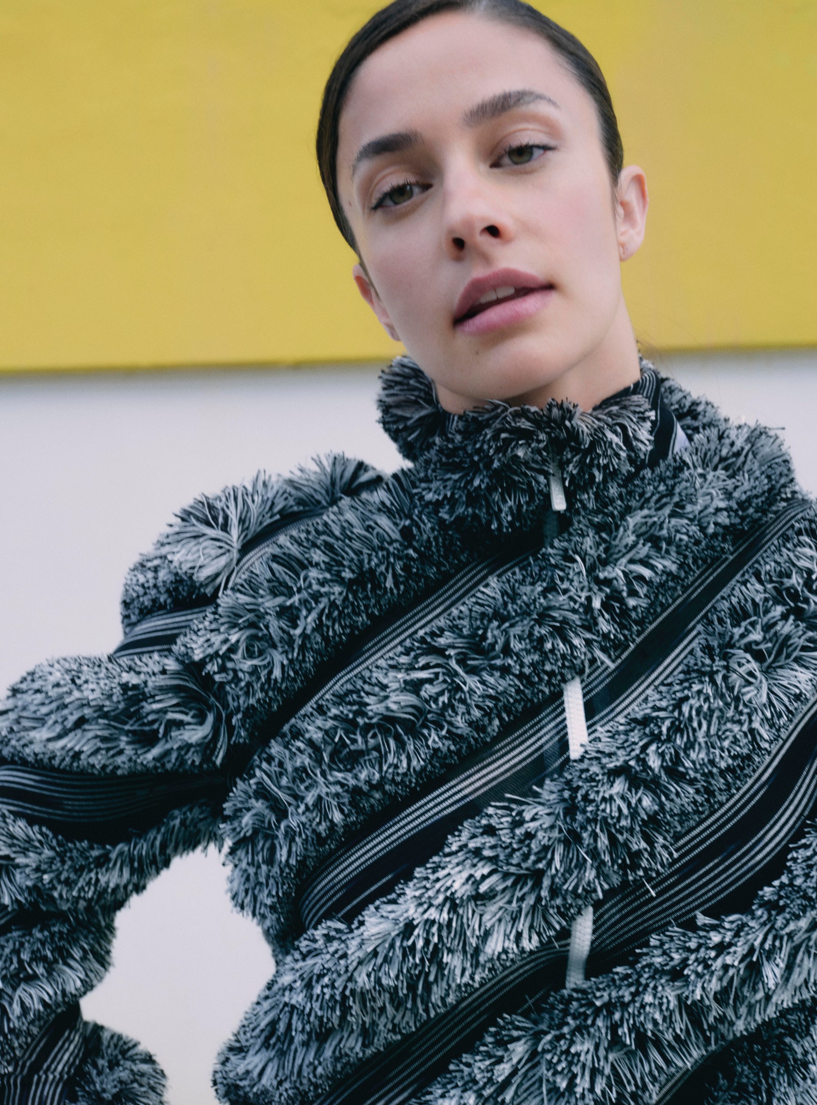 La piloto con chaqueta de punto desflecado de Missoni.