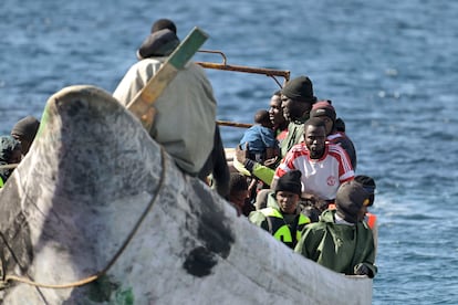 Migrantes rescatados este miércoles por la embarcación de Salvamento Marítimo 'Salvamar Adhara' y trasladados al puerto de La Restinga (El Hierro). 
