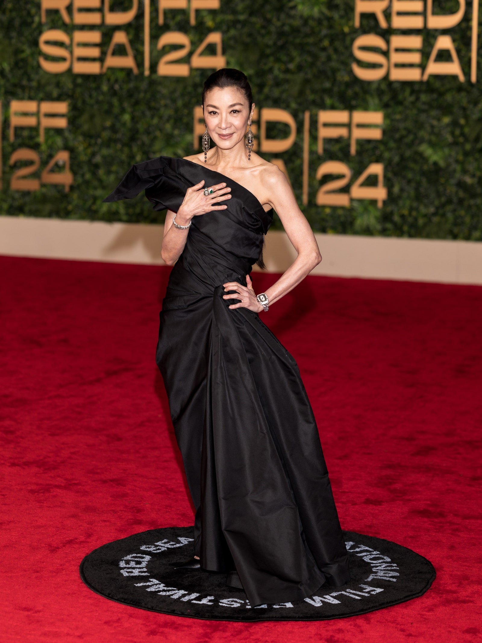 Michelle Yeoh con un vestido de balenciaga negro