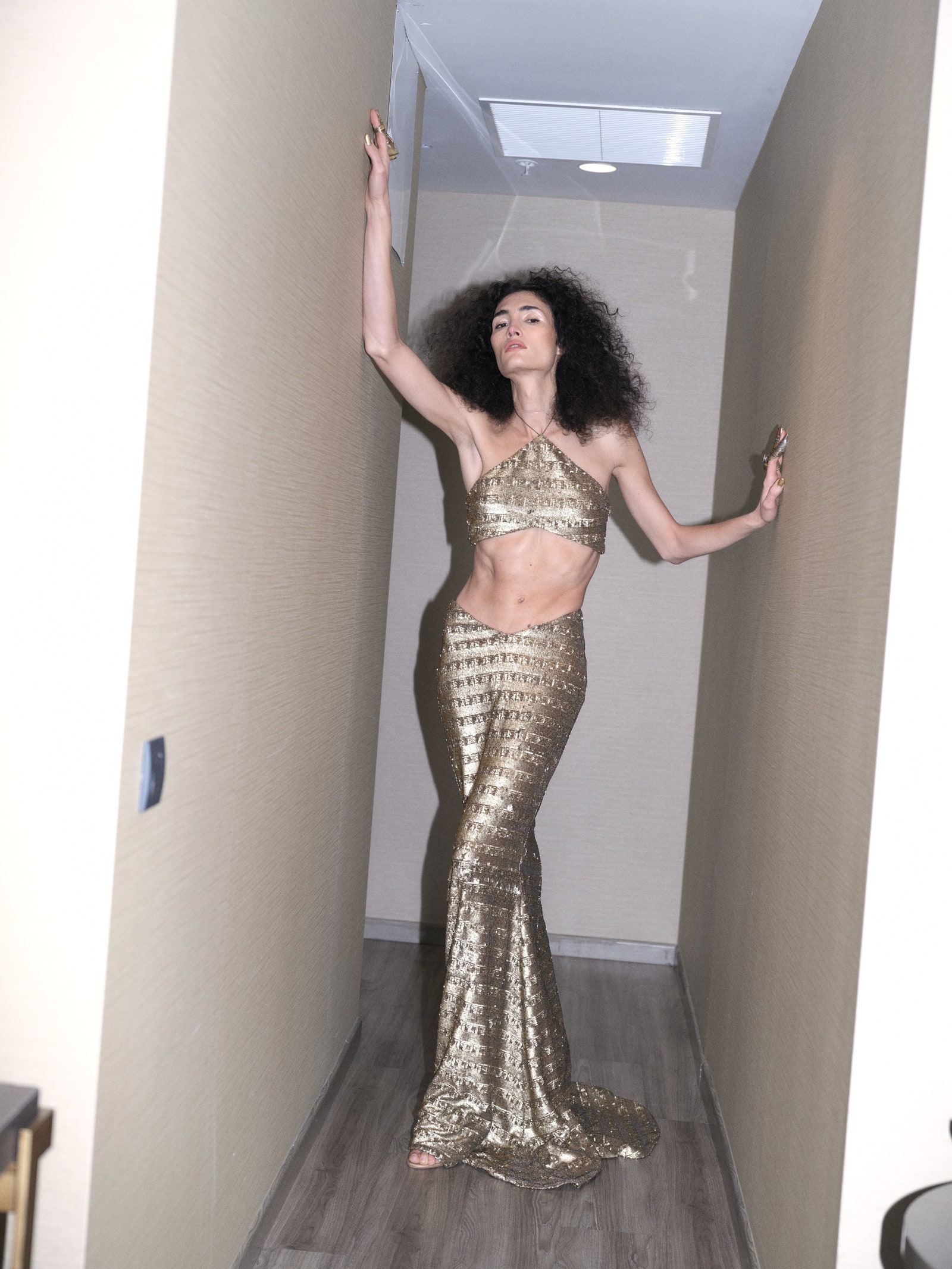Mina Serrano deslumbra con un ‘look dorado ‘muy Cher en los Premios Forqu 2024