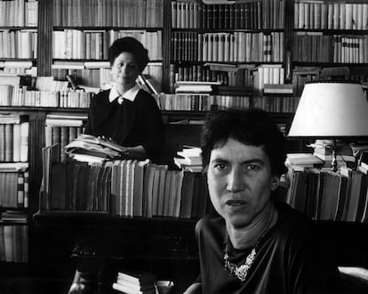 La escritora Natalia Ginzburg, ganadora del Premio Strega, y Maria Bellonci, en Roma, en 1963.