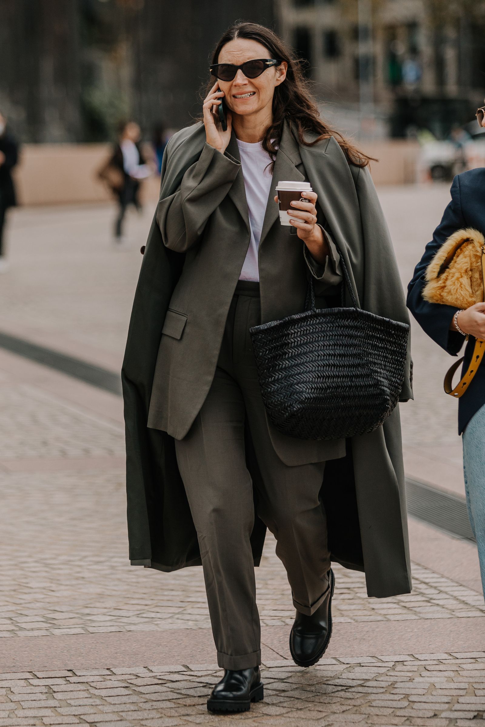 No te fijes en el último look de Rihanna fíjate en su bolso