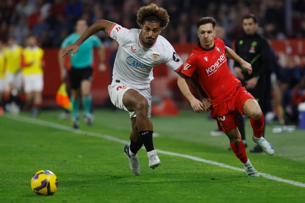Bryan Zaragoza intenta marcharse de Badé, el central del Sevilla