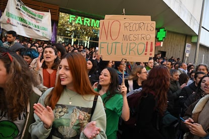 Vista de la manifestación convocada por los sindicatos CCOO, UGT y CGT ante la Asamblea de Madrid en defensa de la universidad pública este jueves.