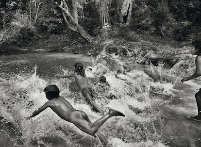 Niños awá bañándose, en una de las fotos de la exposición sobre la Amazonia de Salgado en Barcelona.