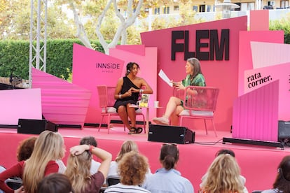 La escritora inglesa Sheena Patel, entrevistada en un acto del Festival de Literatura Expandidad de Magaluf.