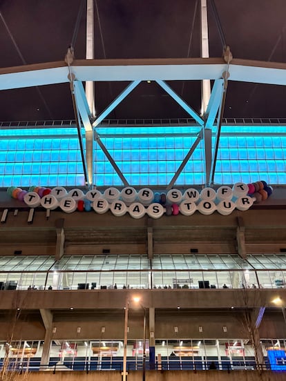 Dos de los llamados 'brazaletes de la amistad' o 'friendship bracelets' de Taylor Swift, colocados en la fachada del BC Place de Vancouver, Canadá, el 8 de diciembre de 2024.