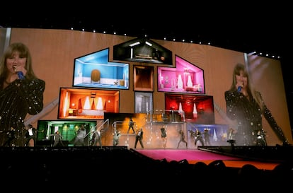 La casa de 'Lover', la primera era que interpreta Taylor Swift en su 'The Eras Tour', en el escenario del BC Place de Vancouver, el 6 de diciembre.