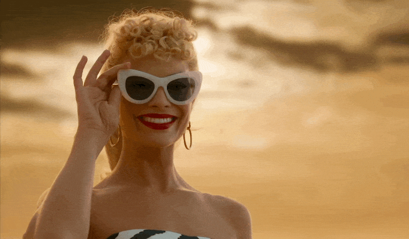 Barbie sonriendo de felicidad porque Greta Gerwig y Noah Baumbach presentaron sus ideas sobre hacia dónde quieren llevar la historia de Barbie al estudio encargado de la primera entrega.- Blog Hola Telcel