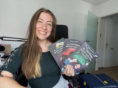 Teresa Paneque con ejemplares de 'El universo según Carlota', otra serie de libros infantiles de divulgación científica.