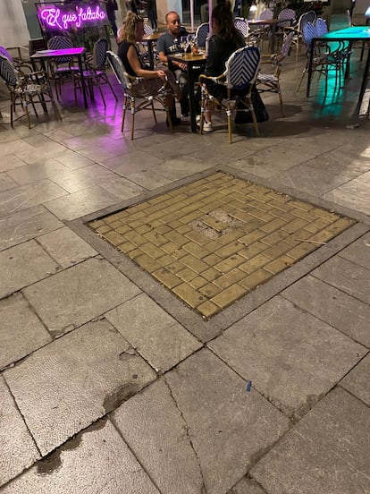 Fotografía que le mandó Marisa Paredes a Vicky Peña el 8 de diciembre por Whatsapp:  “Los huecos de los árboles talados en la Plaza del Ángel. Para poner terrazas", una crítica a la tala de árboles del gobierno de Almeida en Madrid.