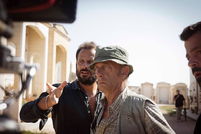 Un momento del rodaje de 'This is not Hollywood' con el director de la serie, Pippo Mezzapesa, y el actor que interpreta al tío Michele, Paolo de Vita.