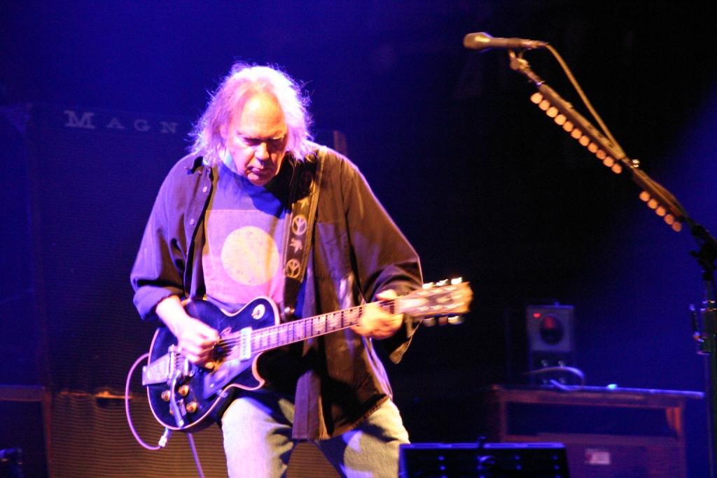 Neil Young Glastonbury 2009 (copyright Dave Wilson, Q107.c… | Flickr