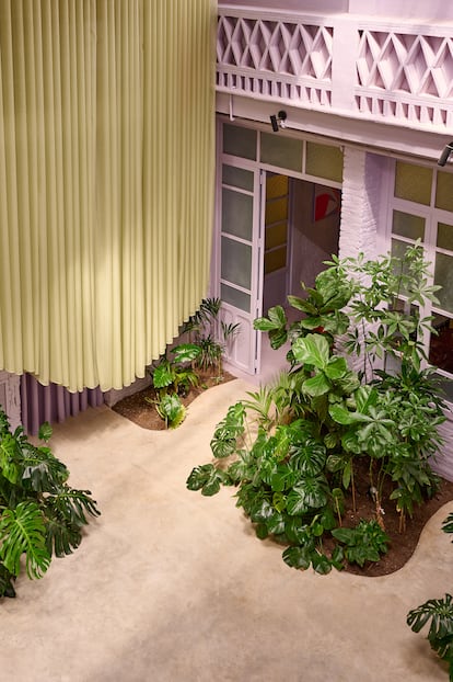 El patio de la casa-estudio de Masquespacio tiene unas cortinas muy teatrales con una caída de siete metros, que abarcan la doble altura de la nave.
