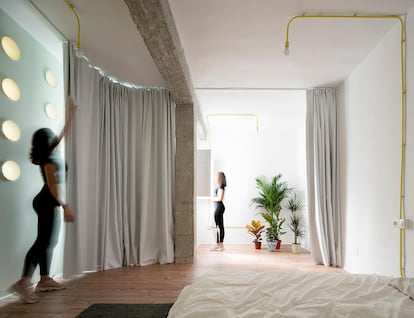 En La Casa de las Cortinas, GRX Arquitectos usó cortinas para evitar tabiques en las divisiones de los espacios y que la luz se proyectara mejor hacia el interior.
