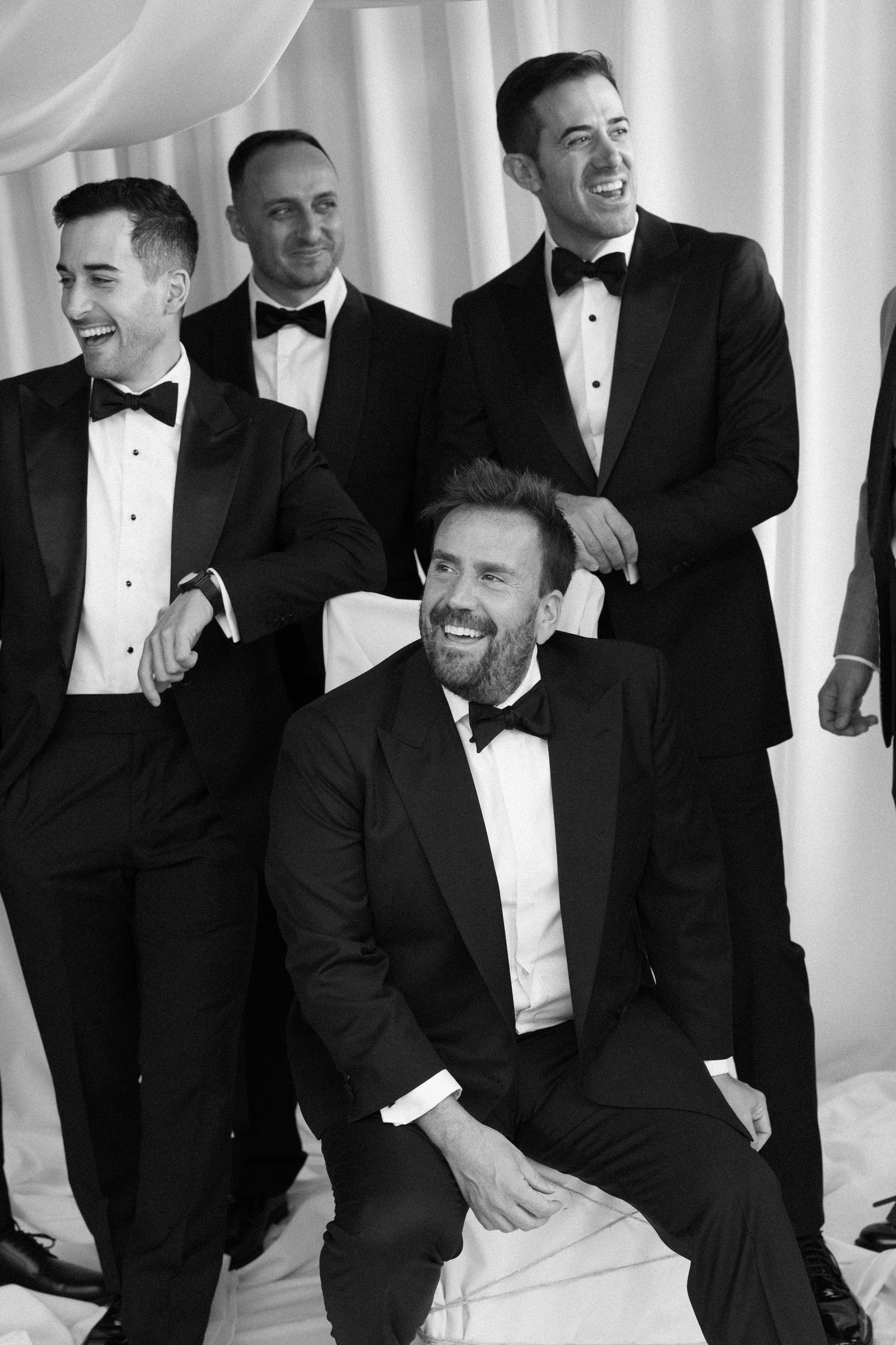 boda en nerja novio amigos traje