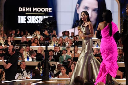 Demi Moore recoge su Globo de Oro, el domingo en el hotel Beverly Hilton de California. 