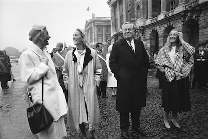 El líder del Frente Nacional Francés, Jean-Marie Le Pen, segundo desde la derecha, encabeza una marcha hacia la estatua de Juana de Arco con sus tres hijas Marie Caroline, Yann y Marine Le Pen, el 12 de mayo de 1985.