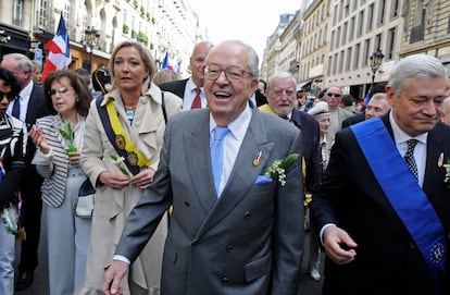 Jean-Marie Le Pen, encabeza su última marcha de celebración del Primero de Mayo antes de entregar las riendas del partido a su hija Marine Le Pen, en 2011.