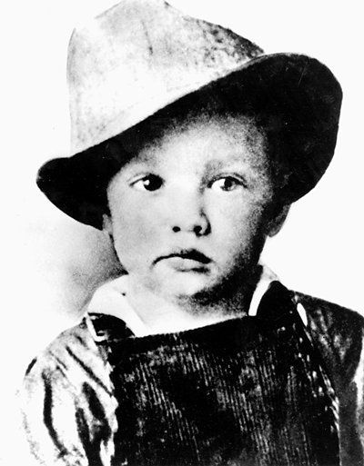 ELVIS PRESLEY NACIÓ POBRE EN UN BARRACÓN DE MADERA HACE 90 AÑOS
