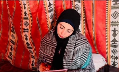 Reema Mahmoud escribe una carta en una de las escenas de su cortometraje 'Selfie', en Rafah, al sur de Gaza. 