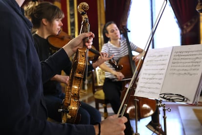 Uno de los 'stradivarius' de Casa Real, durante los ensayos en el Palacio Real previos a un concierto.