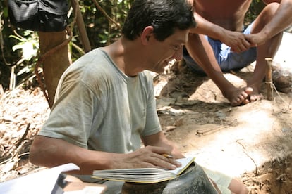 El arqueólogo brasileño Eduardo Neves excavando junto al río Unini en la Amazonia en 2011.
