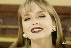 Actriz famosa de telenovelas riendo de felicidad luego de haber configurado exitosamente su VPN.- Blog Hola Telcel 