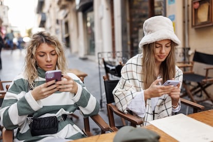 Si somos conscientes de que estamos sufriendo 'phubbing', poner límites en el momento resulta clave para evitar que estos comportamientos se vuelvan normativos en cualquier relación.