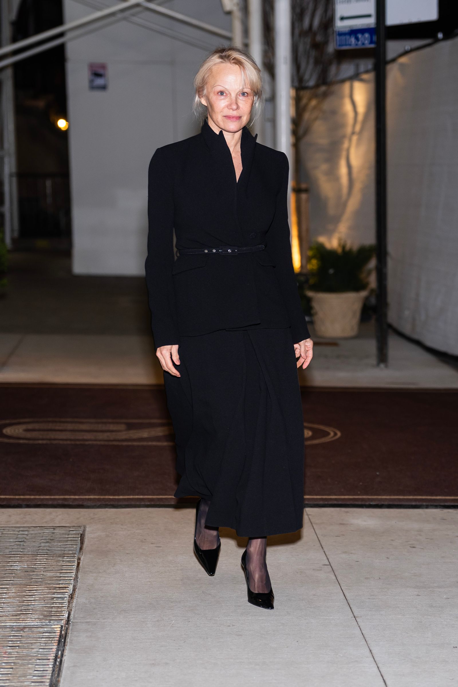 Pamela Anderson con un abrigo de Emilia Wickstead