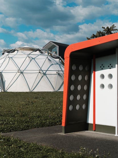 Dos edificios históricos ‘trasplantados’ a Weil am Rhein. En primer plano, la estación de servicio de Jean Prouvé (1953). Detrás, la cúpula domo de Richard Buckminster Fuller (1975).
