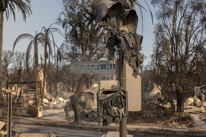 Imagen de una señal y un semáforo derretidos por el fuego a la altura del número 15100 de la calle Sunset Boulevard.