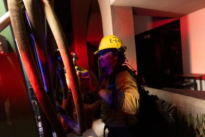 Un bombero desplazado desde Tahoe, del norte de California, trabaja en la extinción del incendio de Pacific Palisades.
