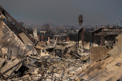 Viviendas calcinadas por el fuego este viernes muy cerca de la avenida Sunset Boulevard. Hasta el momento hay más de 150.000 evacuados por los incendios en Los Ángeles.
