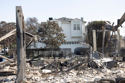 Una vivienda permanece intacta en medio del desastre del incendio de Pacific Palisades, en Los Ángeles. 