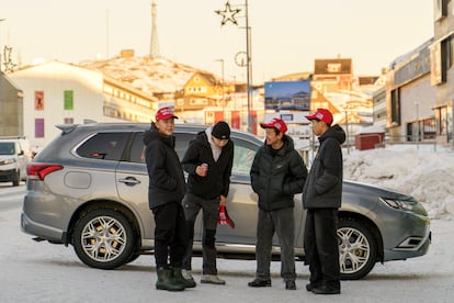 Residentes con gorras de MAGA, en Nuuk el jueves, durante la visita del hijo de Trump.