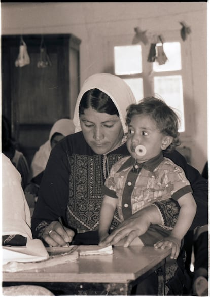 Una mujer y su hijo durante una clase de alfabetización, década de 1970. Imagen perteneciente a la The Emile Ashrawi Collection.