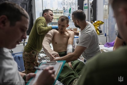 Un soldado ucranio recibe atención médica en Dnipropetrovsk, el pasado 9 de enero, en una fotografía proporcionada por la 33 Brigada Mecanizada del Ejército Ucranio. 